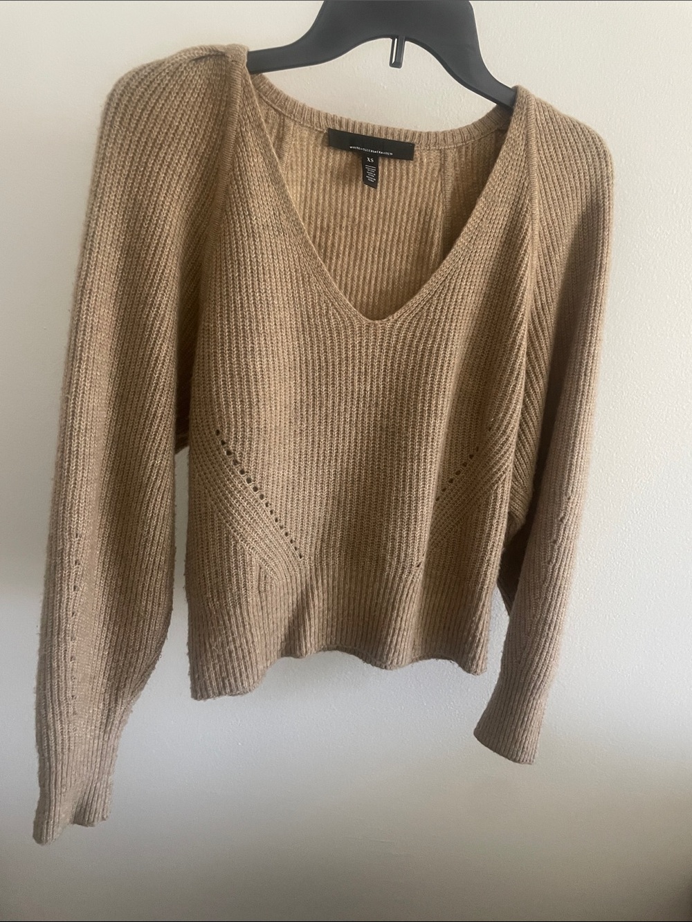 WHBM Ribbed V-Neck balloon sleeve sweater sz xs
Airy Heathered Taupe/Tan/Granola